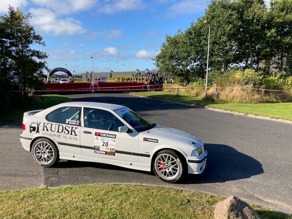 Mads Kudsk stiller til start i en BMW E 36 323 TI. Mads Kudsk stiller op for en af de arrangerende klubber, Lemvig og Omegns Motor Sport, men er bosiddende i Vinderup, så han vil helt sikkert gerne gentage den klassesejr han kørte hjem forrige år. Sidste år måtte han nøjes med 2. pladsen i klassen.
(Foto: SOMS)